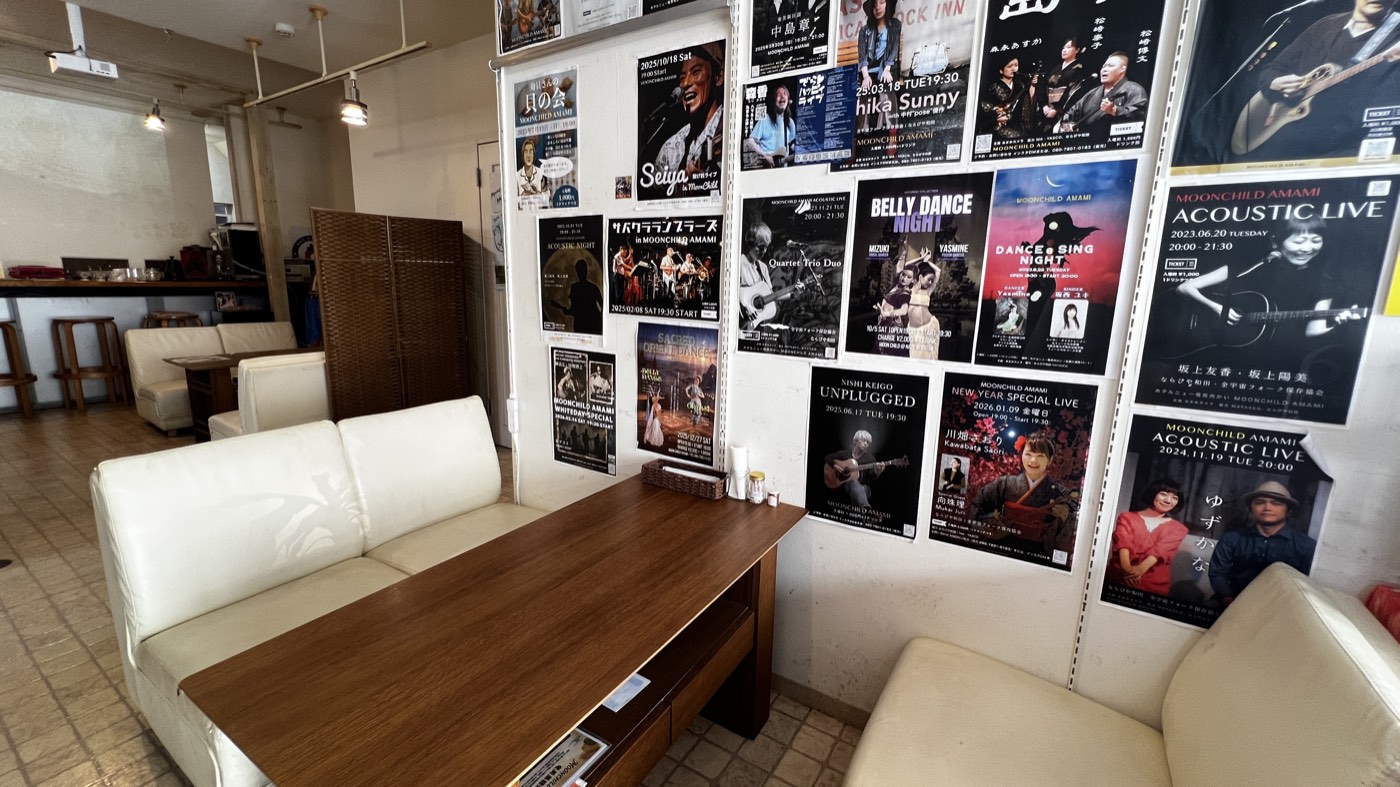 これまでのライブのポスターが並ぶ壁と、ソファ席